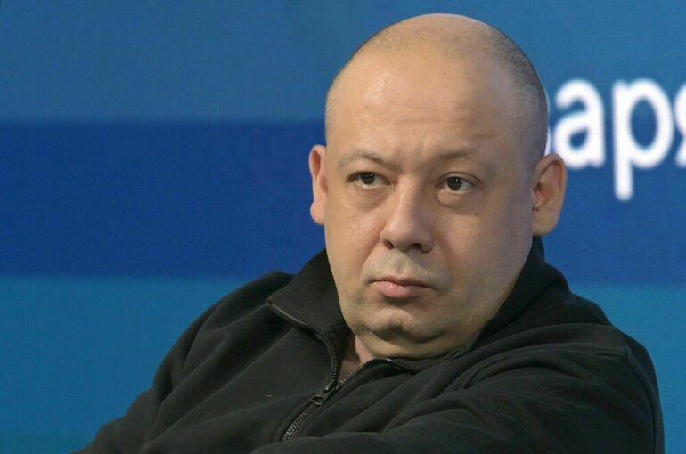 Что такое хорошо а что такое плохо Кинорежиссер Алексей Герман младший призвал не плодить структуры знающие о чем должно быть кино По его словам режиссеры уже не понимают какие темы им можно затрагивать На круглом столе в Госдуме посвященном господдержке отечественной кинематографии он поднял вопрос о том что представителям индустрии сейчас очень важно понимать о чем им можно и о чем нельзя говорить Допустим я понимаю что надо безусловно защищать материнство и детство я понимаю что рождаемость очень важна для нашей страны В то же время в Советском Союзе было множество фильмов где героями были бездетные люди Можем ли мы снимать фильм о поиске любви пожилых людей По его словам кино в России сегодня проходит многоуровневую экспертизу И давайте честно скажем проверку на соответствие ценностям В России подчеркнул режиссер может просто не хватить профессиональных редакторов Хорошие редакторы сейчас их их не найти Он попросил депутатов обсуждать дальнейшие инициативы о регулировании кинематографа с представителями индустрии Если мы сейчас еще будем плодить контролирующие органы мы просто задохнемся