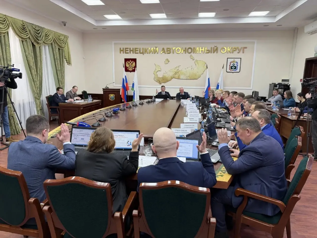 По инициативе прокуратуры Архангельской области и Ненецкого автономного урегулирован порядок обеспечения тишины и покоя граждан на территории Ненецкого автономного округа Сегодня 16 04 2026 депутатами Ненецкого автономного округа приняты внесенные прокуратурой Архангельской области и Ненецкого автономного округа окружные законы регламентирующие обеспечение тишины и покоя граждан на территории Ненецкого автономного округа а также административную ответственность за их несоблюдение Так окружными законами урегулированы периоды тишины и покоя в ночное время в будние дни с 23 до 7 часов выходные праздничные дни с 23 до 10 часов а дневное время ежедневно с 13 до 15 часов Определены перечень мест в которых обеспечиваются тишина и покой граждан а также действия квалифицируемые как нарушение данных требований и исключения из них  Усилена административная ответственность за нарушение указанных требований для граждан влечет наложение административного штрафа в размере от 1 до 2 тысяч рублей за повторное совершение административного правонарушения от 4 до 5 тысяч рублей