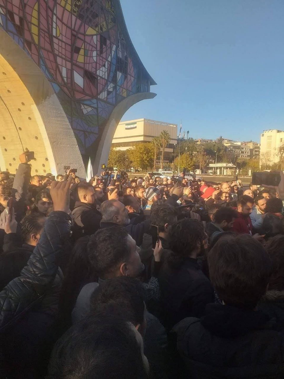 В Дамаске протестуют против террористов и требуют гражданского правления и участия женщин в политике.  В столице Сирии Дамаске на площади Омейядов прошла массовая демонстрация против действий террористических группировок. Протестующие требуют создания гражданской системы управления и большего включения женщин в общественную жизнь.