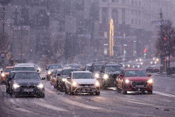 Дептранс Москвы призвал горожан из-за гололедицы пересесть на городской транспорт  В ведомстве заявили, что в городе местами идёт снег, на дорогах возможно образование ледяной корки.  Водителям следует быть внимательными за рулём, соблюдать скоростной режим и дистанцию, не отвлекаться на телефон во время движения.    Подпишись на «Говорит Москва»