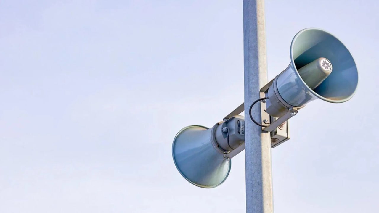 Проверка системы оповещения населения пройдет в Псковской области 4 февраля   Тестирование состоится в два этапа чтобы оценить готовность системы к чрезвычайным ситуациям С 8 00 до 8 20 по всей области прозвучит сигнал ВНИМАНИЕ ВСЕМ через сирены и громкоговорители После этого будет передано информационное сообщение Техническая проверка Также в 12 00 и 12 10 проверят работу локальных систем оповещения в местах массового скопления людей в Пскове и Великих Луках Жителей призывают сохранять спокойствие и не беспокоиться чтовПсковскойобласти