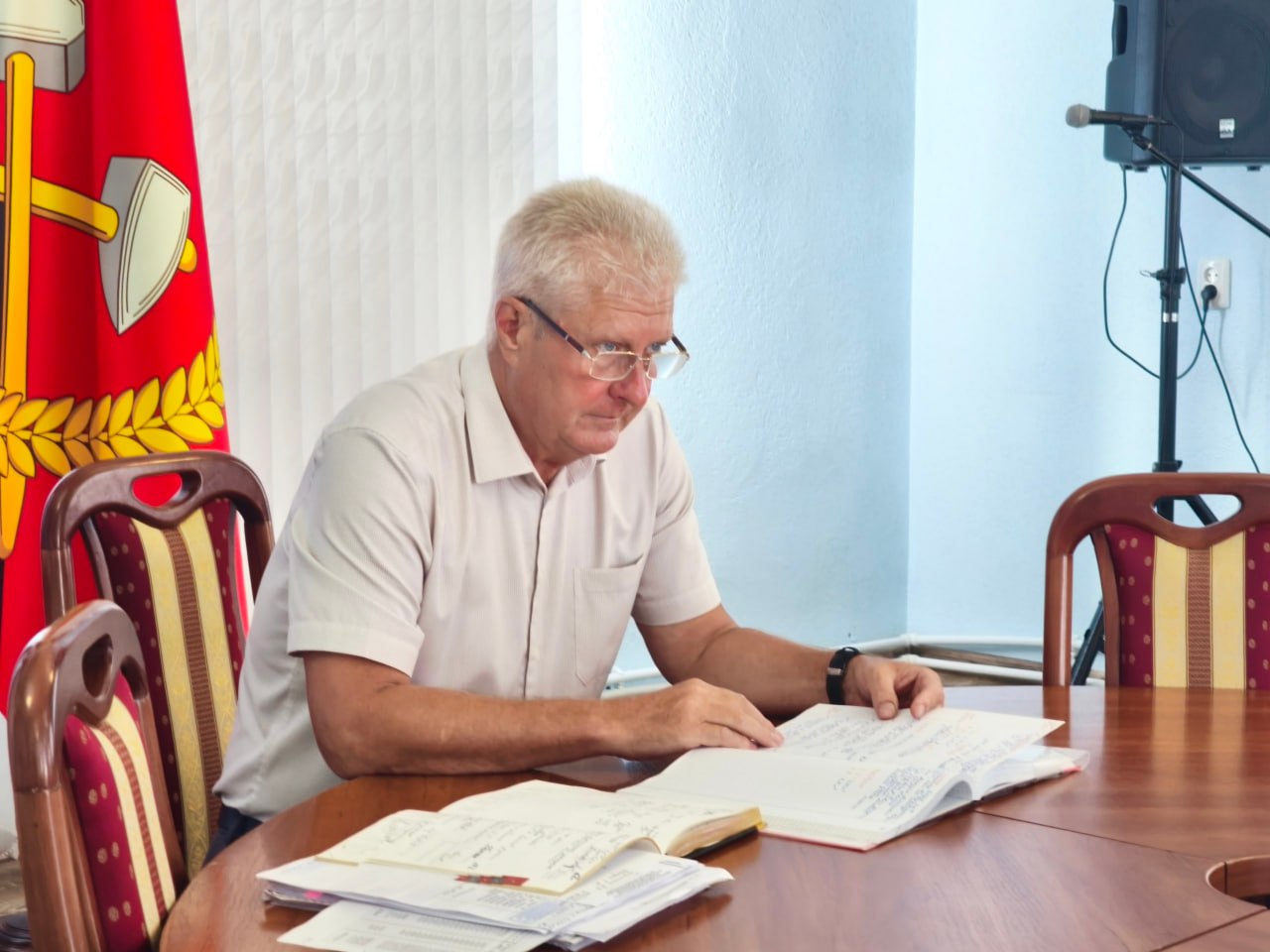 Сегодня провел расширенное аппаратное совещание с руководителями структурных подразделений Администрации, начальниками отделов и управления, ответственными за жизнеобеспечение населенных пунктов округа. На повестке дня обсудили ключевые вопросы, напрямую влияющие на устойчивое функционирование территорий и качество жизни граждан. В первую очередь рассмотрен вопрос обеспечения водоснабжения – особенно остро сейчас стоит проблема перебоев подачи воды, вызванных аварийными ситуациями на отдельных участках сетей. Все восстановительные работы по устранению последствий аварий находятся на постоянном контроле, ответственные службы ведут работы, докладывают о ходе работ регулярно. Дал ряд поручений на предстоящую неделю: обеспечить ежедневный мониторинг и оперативное реагирование на возникающие аварийные ситуации с водоснабжением, наладить постоянную обратную связь с жителями, усилить профилактические противопожарные мероприятия, завершить все запланированные опашки и подготовить отчет о проделанной работе; провести дополнительные проверки по вывозу мусора и внести предложения по повышению эффективности взаимодействия с подрядными организациями в рамках специального инфраструктурного проекта. Все задачи имеют конкретные сроки исполнения и закреплены за ответственными лицами. Сергей Козенко