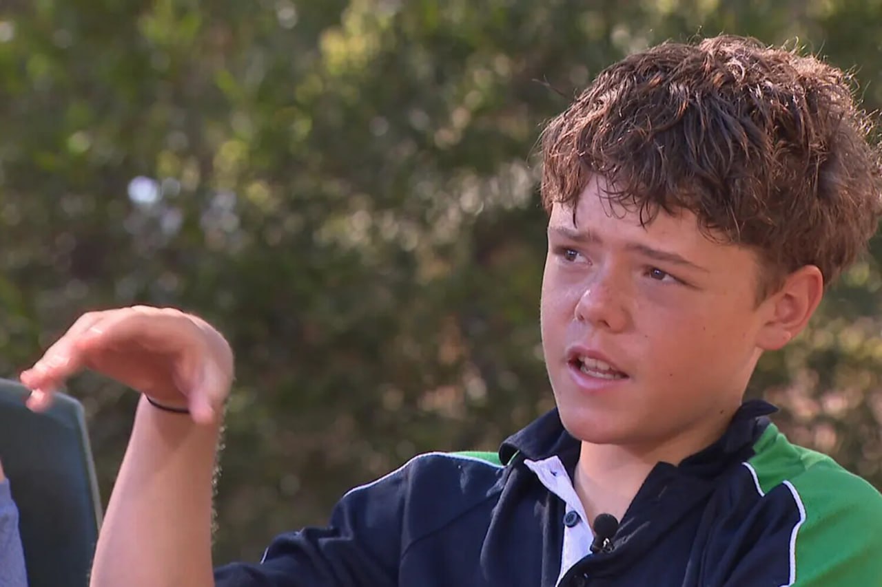 13 летний подросток 4 часа плыл по бушующему океану чтобы спасти семью Остин Аппельби вместе с 47 летней матерью младшим братом и сестрой взяли байдарки и доски для сёрфинга напрокат в отеле чтобы отдохнуть на побережье Западной Австралии После многочасового заплыва семью из за сильных волн и ветра унесло в открытое море Мать не могла оставить малышей поэтому сын подросток отправился за помощью Сначала Остин плыл на надувной байдарке но она набрала воду мальчик бросил плавсредство снял спасательный жилет понадеявшись на свои силы Во время заплыва юный австралиец старался сосредоточиться на позитивных мыслях Спустя несколько часов Остин ударился о дно пляжа и просто рухнул без сил Тем не менее он добрался до отеля где поднял тревогу в итоге вертолёт нашёл мать с детьми в 15 км от суши Никто не пострадал австралия общество мир происшествия