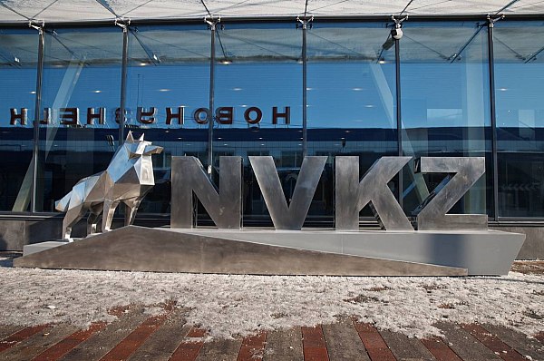 S7 в связи со стартом зимнего сезона начала ежедневно летать из Москвы в Новокузнецк Авиакомпания S7 Airlines начала ежедневно выполнять полеты по маршруту Москва Домодедово Новокузнецк ближайший аэропорт к горному курорту Шерегеш Об этом сообщает Интерфакс со ссылкой на пресс службу аэропорта Новокузнецка Время вылета из Домодедово 23 25 Мск прилета в Новокузнецк в 07 55 по местному времени Рейсы выполняются на самолетах Airbus A320 Увеличенная частота позволит планировать поездки в южную столицу Кузбасса и на один из главных горнолыжных курортов России Шерегеш расположенный в нескольких часах езды от Новокузнецка отмечает пресс служба авиакомпании aviaru net n290150