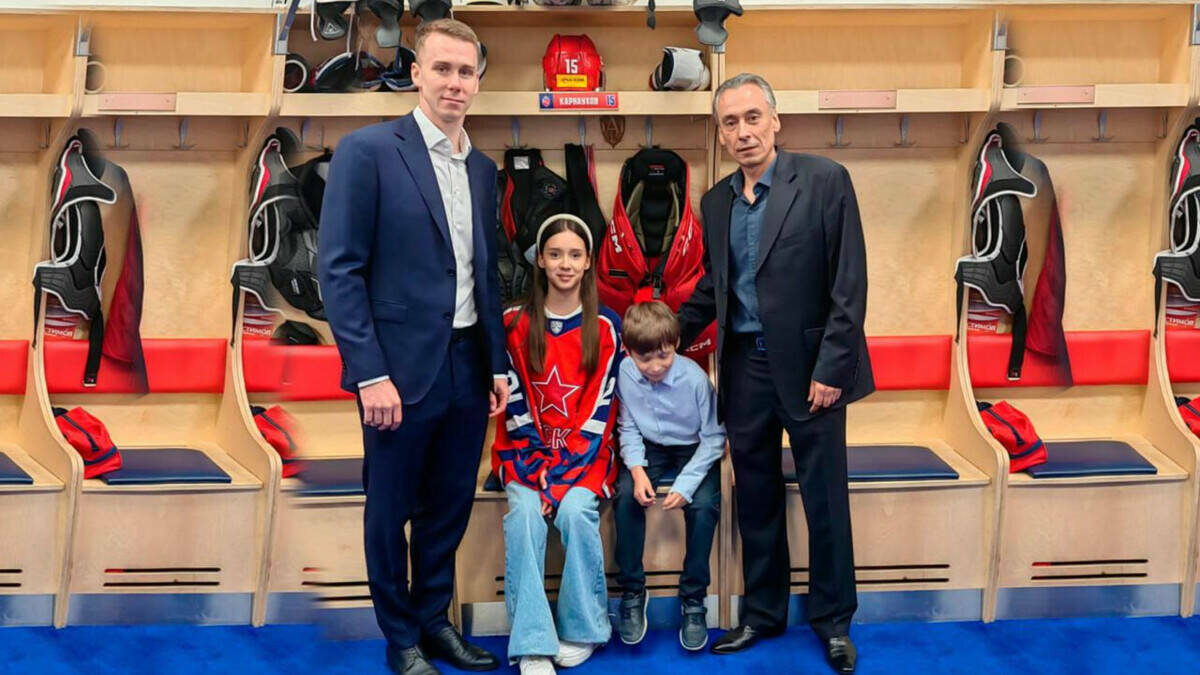 Экс генменеджер сборной России Попов объяснил продажу хоккейных наград Бывший генменеджер сборной России по хоккею Павел Попов заявил что продает золотую медаль чемпионата мира для того чтобы помочь семье сына экс игрока КХЛ Дмитрия Попова который погиб на СВО Об этом он рассказал Матч ТВ Вы бы о другом писали Мой сын Дмитрий Попов играл в МХЛ ВХЛ и в КХЛ за Автомобилист Воспитанник ЦСКА занимался в школе с 6 до 16 лет Потом его обменяли в Спартак где он стал чемпионом России в составе молодежной команды 1990 года рождения Играл со многими известными ребятами которые сейчас выступают в КХЛ с тем же Дмитрием Кугрышевым А еще с Дмитрием Куликовым который выиграл два Кубка Стэнли с Флоридой Они вместе выступали за сборную Москвы А с Никитой Филатовым он в ЦСКА до 16 лет вообще играл в одной тройке Читать полностью