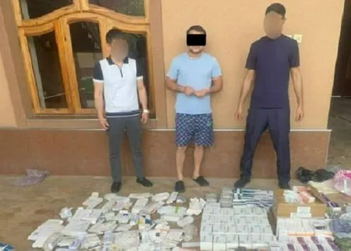 СГБ Узбекистана предотвратила поставку в аптеки Ташкента левых лекарств на 1 млрд сумов около 82 тысяч Силовики изъяли 76318 лекарств 119 наименований которые были укомплектованы в 3356 коробок В частности здесь присутствовали препараты следующих торговых марок Frotu Budenofalk Gaviscon Baraclude и прочее Подробности на fergana news Актуальные новости и аналитика из Центральной Азии fergananews