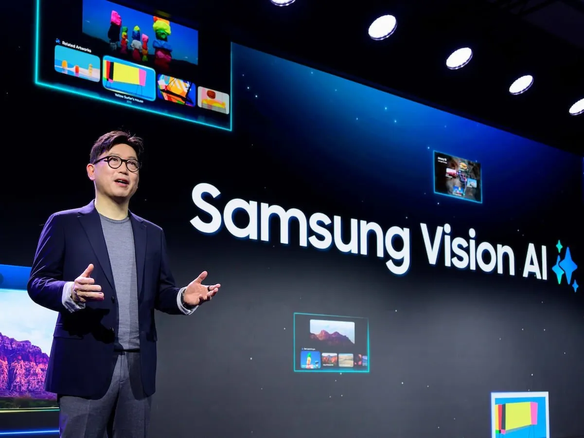 Samsung интегрирует ИИ в 99 своих новых телевизоров от премиальных моделей до самого базового масс маркета Так компания хочет конкурировать с китайскими производителями захватывающими бюджетные рынки Например ИИ ассистента можно будет голосом спросить где снят фильм интересные факты о картине или биографию актеров Также алгоритмы смогут обрабатывать картинку подбирать оптимальные цвета и улучшать видео в низком разрешении Нужен ли ИИ в телевизоре   да сегодня уже обязательно нет он будет мешать