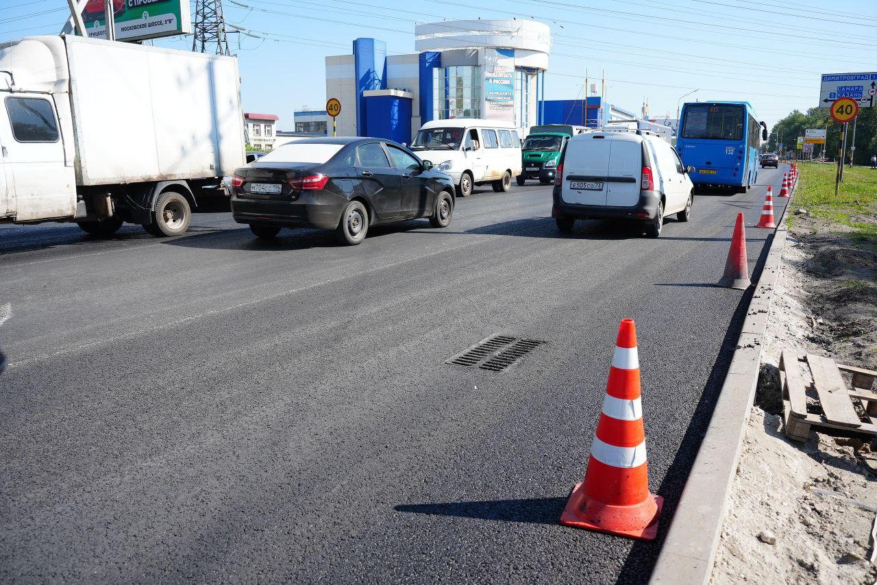 На Московском шоссе в районе поворота на Дачный расширили проезжую часть и изменили схему движения.  - Две полосы в сторону центра — прямо, третья — налево на Дачный и Сельдинское. - В сторону вещевого рынка — тоже три полосы для поворота налево и две прямо. - Новый светофор с допсекциями, свежая разметка и дорожные знаки уже работают.   Прислать новость