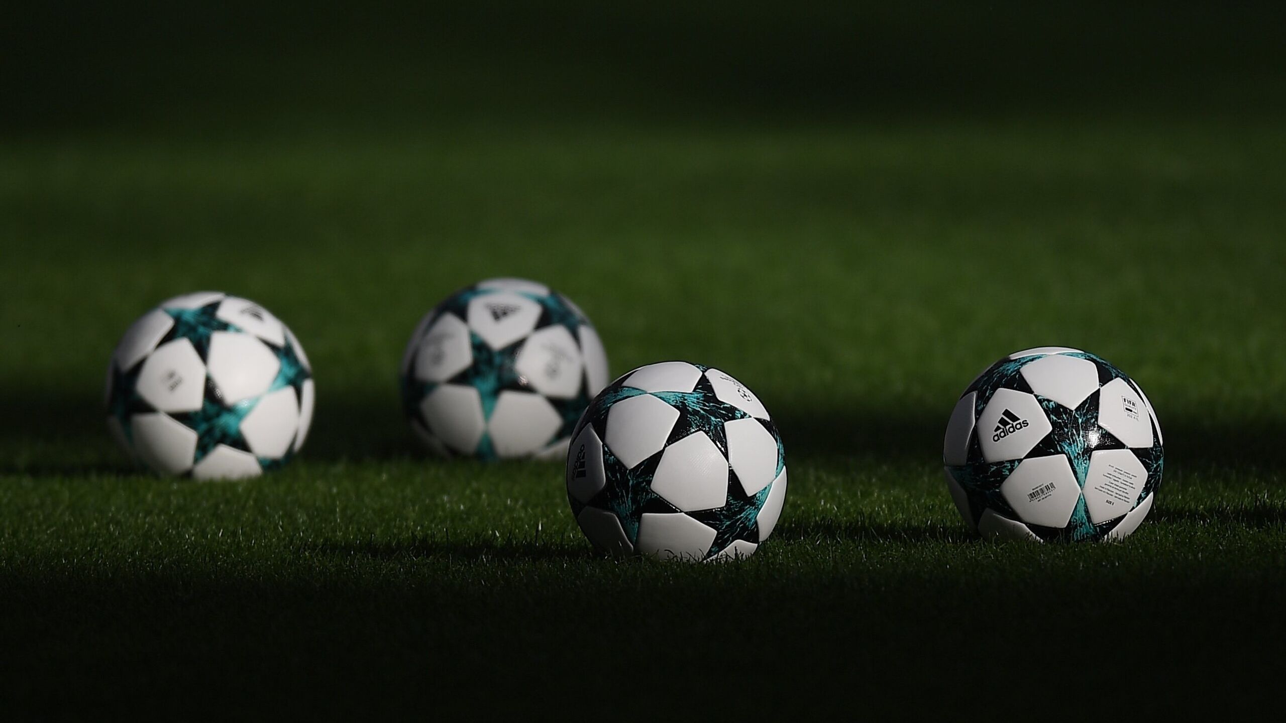 Клуб Английской премьер лиги АПЛ Кристал Пэлас объявил на своем официальном сайте о переходе футболиста сборной Уэльса Бреннана Джонсона из Тоттенхэма Джонсон подписал контракт на 4 5 сезона в Кристал Пэлас он будет выступать под 11 м игровым номером Он сможет дебютировать за новый клуб в гостевом матче 20 го тура АПЛ против Ньюкасла в воскресенье Кристал Пэлас в своем заявлении не разглашает суммы трансфера но отмечает что покупка стала самой крупной в истории клуба Как сообщает портал Transfermarkt клуб из южного Лондона заплатил за Джонсона 40 млн евро Джонсону 24 года он выступал за Тоттенхэм с 2023 года и выиграл со шпорами Лигу Европы в сезоне 2024 25 Также валлиец выступал за Ноттингем Форест и Линкольн Сити На счету Джонсона 42 матча и 7 голов за сборную Уэльса с которой он выступил на чемпионате мира 2022 года