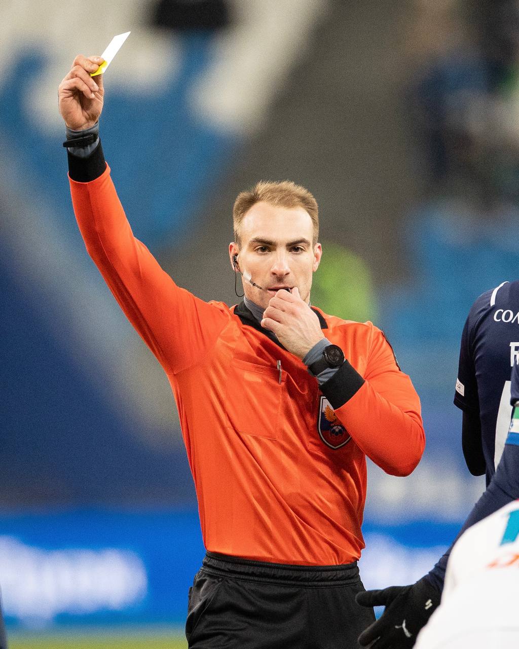 ДинамоЗенит матч обслужит бригада Антона Фролова 33 летний судья из Москвы назначен на игру с участием сине бело голубых в четвертый раз в карьере Ассистенты Рустам Мухтаров из Петрозаводска и Денис Березнов из Москвы Арбитр ВАР сочинец Павел Кукуян его ассистент Роман Галимов из Улан Удэ Ранее Антон Фролов обслуживал три матча с участием сине бело голубых в которых петербуржцы одержали две победы и один раз сыграли вничью Прошлая встреча команды Сергея Семака с московским арбитром состоялась в Самаре 13 марта 2022 года когда Зенит поделил очки с Крыльями Советов 1 1 Кубовый матч с московским Динамо пройдет на выезде в четверг 27 ноября и начнется в 20 30 по петербургскому времени