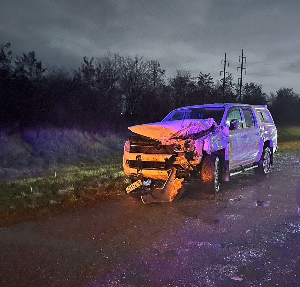Мужчина погиб после ДТП с участием скота в Северной Осетии На девятом километре автодороги Владикавказ Чикола Лескен 2 три легковых автомобиля совершили наезд на крупный рогатый скот после ДТП скончался один из водителей сообщила пресс служба МВД по Северной Осетии По данным ведомства примерно в 21 30 мск 2 декабря 55 летний водитель автомобиля Фольксваген двигаясь со стороны Владикавказа в направлении станицы Архонской первым совершил наезд на скот После этого на животных наехали Лада Гранта под управлением мужчины 1970 года рождения и Мерседес Бенц за рулем которого находился 48 летний водитель Спустя примерно 15 минут после дорожно транспортного происшествия водитель Мерседеса почувствовал себя плохо предварительно из за сердечной недостаточности и скончался отметили в полиции КрыльяTV теперь в MAX Подписывайтесь чтобы не пропустить главное