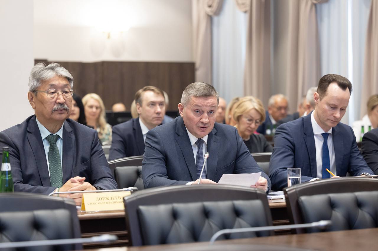 На стратегической сессии губернатор Андрей Бочаров обсудил первые результаты работы нового комитета молодежной политики В центре внимания — создание условий для активного участия молодежи в жизни региона, развитие добровольчества и поддержка инициатив молодых людей. Андрей Бочаров отметил важность комплексного и межведомственного подхода к развитию молодежной политики, направленной на создание условий для самореализации молодых людей и эффективного применения их потенциала в социально-экономическом развитии региона. В регионе активно развивается добровольчество — сегодня насчитывается более 106 тысяч волонтеров, работают 27 Добро.Центров и множество площадок для разных категорий добровольцев. С 2025 года реализуется новый нацпроект «Молодежь и дети». Справочно: в Волгоградской области проживает более 612,5 тыс. молодых людей в возрасте до 35 лет согласно современной классификации — это четверть от общего числа жителей нашего региона.