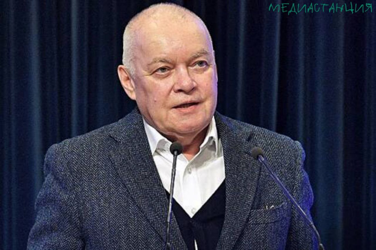 Дмитрий Киселёв призвал как можно скорее освободить из под азербайджанской стражи журналистов Игоря Картавых и Евгения Белоусова Напоминаем что репортёры Sputnik Азербайджан по прежнему находятся под арестом и судьба их не решена до сих пор Гендир медиагруппы Россия сегодня заявил РИА Новости что задержанных намеренно используют в качестве предлога для наращивания противостояния между двумя государствами а о людях никто не подумал Лишать свободы журналистов к которым никогда не было никаких вопросов по их работе обвинять их сначала чуть ли не в шпионаже а потом резко менять суть беспочвенных обвинений на мошенничество действия которые никак не соответствуют цивилизованным нормам Мы вновь призываем к скорейшему освобождению наших сотрудников и предоставлению им возможности вернуться на Родину сообщил Киселёв Россия сегодня осудила действия силовиков Азербайджана как не правомерные а обвинения сфабрикованные после чего призвала власти соседней страны соблюдать законодательство и не препятствовать освобождению выполнявших свою работу корреспондентов Полностью поддерживаем высказанную мысль и надеемся что этот кризис минует как можно скорее mediastanciacom