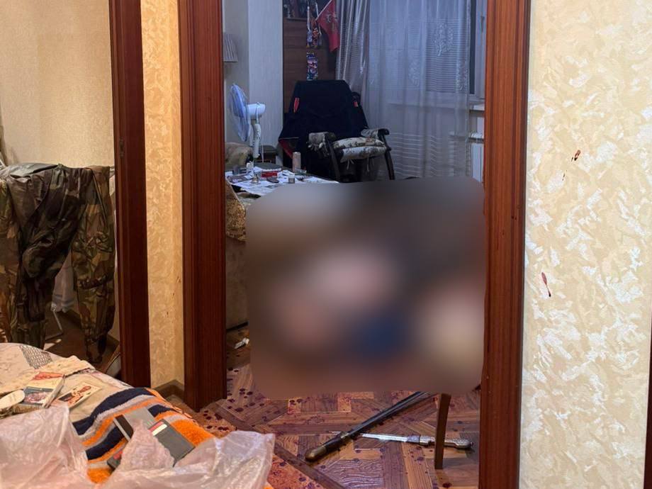 Отец жестоко расправился со своим сыном в Новосибирске Все случилось накануне вечером в Заельцовском районе Новосибирска. 43-летний сын пришел навестить отца. Но между ними вспыхнула ссора на бытовой почве. Пожилой мужчина в итоге схватился за кинжал и нанес множественные удары в область груди сына. От полученных травм мужчина скончался на месте. Осознав, что сделал, отец вышел на улицу и стал кричать: «Зачем я его убил?». Проходящий мимо гражданин, услышав это и увидев следы крови на обвиняемом, вызвал полицию. Сибиряка задержали. Возбуждено уголовное дело. КП-Новосибирск