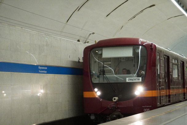 В Петербурге готовят к полному капремонту еще одну станцию метро  "Петербургский метрополитен" ищет подрядчика, который разработает проектную и рабочую документацию для капитального ремонта станции "Обухово". Он коснется и вестибюля, и наклонного хода, отмечает "Фонтанка.ру".  Аукцион объявлен незадолго до Нового года, стартовая стоимость — 45,1 млн рублей. Выполнить работы надо к 31 июля 2026 года.  В техзадании широкий перечень работ — от гидроизоляции наклонного хода и замены инженерных сетей до капремонта помещений и кровли, а также "восстановления исторического освещения согласно архивным фотографиям".    паблик ВК петербургского метрополитена