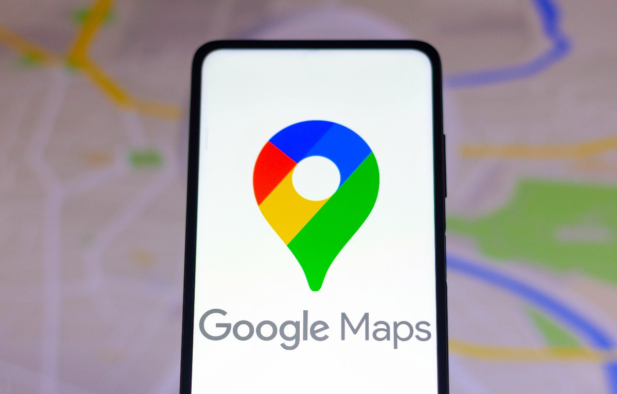 Google запускает крупное обновление Maps в Индии в приложении появляется Gemini для более умной естественной голосовой навигации и быстрых подсказок без касаний Пользователи получат контекстные ответы по маршруту альтернативам и точкам интереса а также новые оповещения безопасности призванные вовремя предупреждать о потенциальных рисках в пути Обновление должно улучшить ежедневные поездки и поставить во главу угла безопасное предсказуемое движение в мегаполисах Расширение возможностей ИИ в Maps шаг к более персонализированным и надежным поездкам для миллионов водителей и пассажиров Источник SeveraAIClub