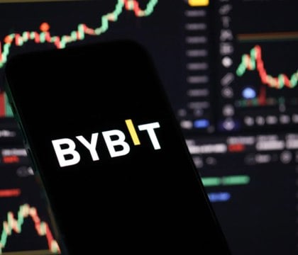 Хакер взломал биржу Bybit и вывел Ethereum на $1,4 млрд — это крупнейшая кража криптовалюты в истории  Крупная криптовалютная биржа Bybit столкнулась с масштабным несанкционированным оттоком средств на сумму в $1,46 млрд. Одним из первых на это обратил внимание криптоэнтузиаст ZachXBT. А чуть позже факт кражи активов подтвердил генеральный директор Bybit Бэн Жоу.  Читать далее