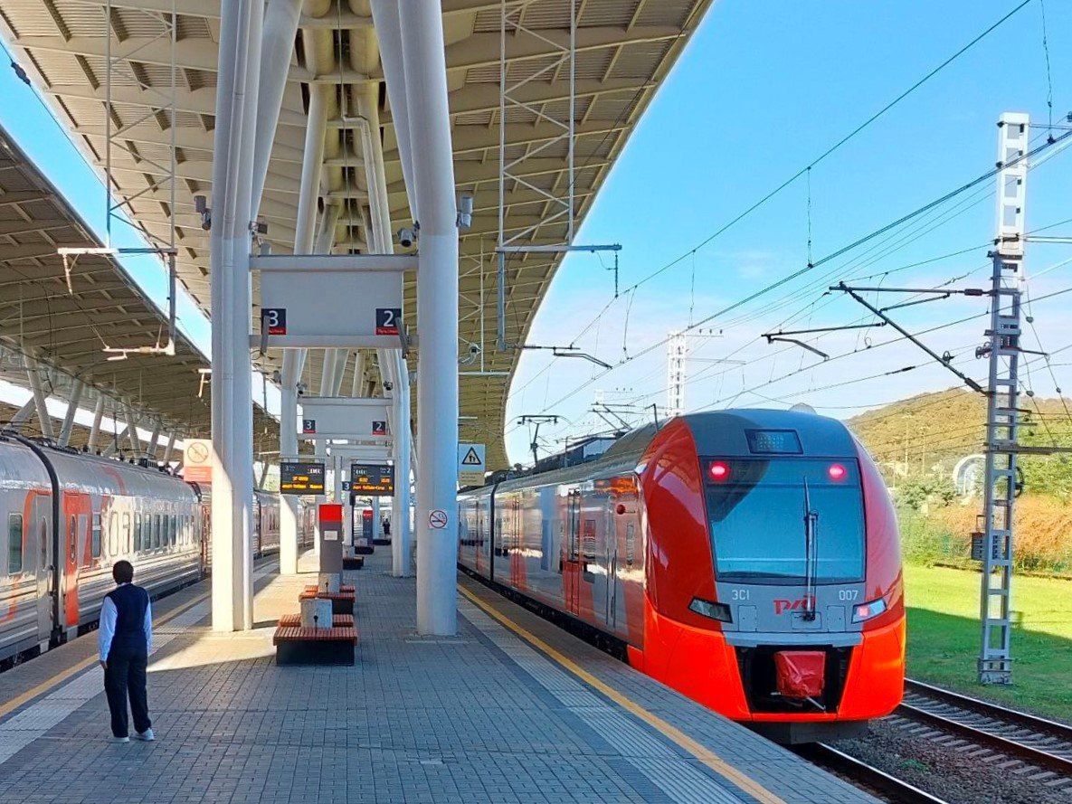 В Краснодарском крае на маршруте Сочи Имеретинский курорт запустили дополнительные электропоезда Всего с 1 октября из Сочи будут ходить 26 дополнительных рейсов электропоездов Ласточка Они курсируют через Мацесту Хосту Адлер до Научного парка и Имеретинского курорта Благодаря совместной работе администрации региона министерства транспорта и дорожного хозяйства края перевозчика и ОАО РЖД удалось в сжатые сроки решить важнейшую задачу по разгрузке транспортной инфраструктуры Большого Сочи Развитие пригородного железнодорожного сообщения один из наших ключевых приоритетов в рамках комплексной работы по модернизации всей транспортной инфраструктуры региона отметил исполняющий обязанности вице губернатора Краснодарского края Евгений Пергун Читайте нас в МАХ