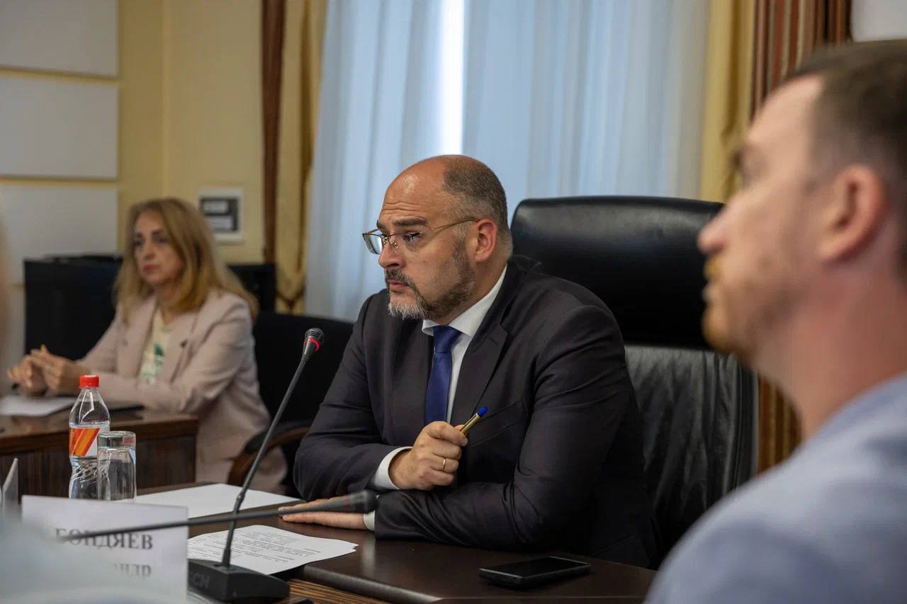Провел заседание совета по развитию территориального общественного самоуправления. Обсудили итоги конкурса проектов, а также реализацию инициатив ТОС. Во Владивостоке зарегистрировано 139 ТОС. В этом году на конкурс подали 91 заявку, из них 49 проектов получили поддержку. Среди инициатив, которые планируют реализовать жители Владивостока: семь спортивных и восемь детских площадок, пять зон отдыха, асфальтирование шести дворов и комплексное благоустройство 23 территорий. Поручил специалистам в ближайшее время организовать встречу с жителями, чьи территориальные общественные самоуправления получили финансирование, чтобы обсудить детали реализации проектов. В 2025 году администрация города продолжит поддерживать ТОСы в организации различных мероприятий. Средства на эти цели уже выделены. Благодаря поддержке ТОСы смогли провести 12 мероприятий, посвященных 80-летию Победы, Дню защиты детей, Дню соседей и Дню России. Участниками стали около 1000 активистов. #ТОСыВладивостока