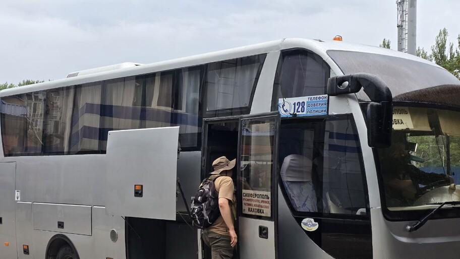 Пассажиропоток на автобусных маршрутах в Херсонской области летом вырос на 39 Значительное увеличение пассажиропотока произошло летом 2025 года на межрегиональных и межмуниципальных маршрутах в Херсонской области По сравнению с началом года этот показатель вырос на 39 сообщил Херсонскому агентству новостей начальник генической сети автостанций Сергей Сыровец Росту пассажиропотока поспособствовало как расширение маршрутной сети так и развитие внутреннего туризма люди охотно едут в Крым не боятся туда ехать и несмотря на то что многие пользуются личным транспортом автобусные перевозки тоже растут сообщил Херсонскому агентству новостей начальник генической сети автостанций Сергей Сыровец Он отметил что появляются новые автобусные маршруты которые связывают Херсонскую область с Крымом ДНР Москвой и другими российскими регионами