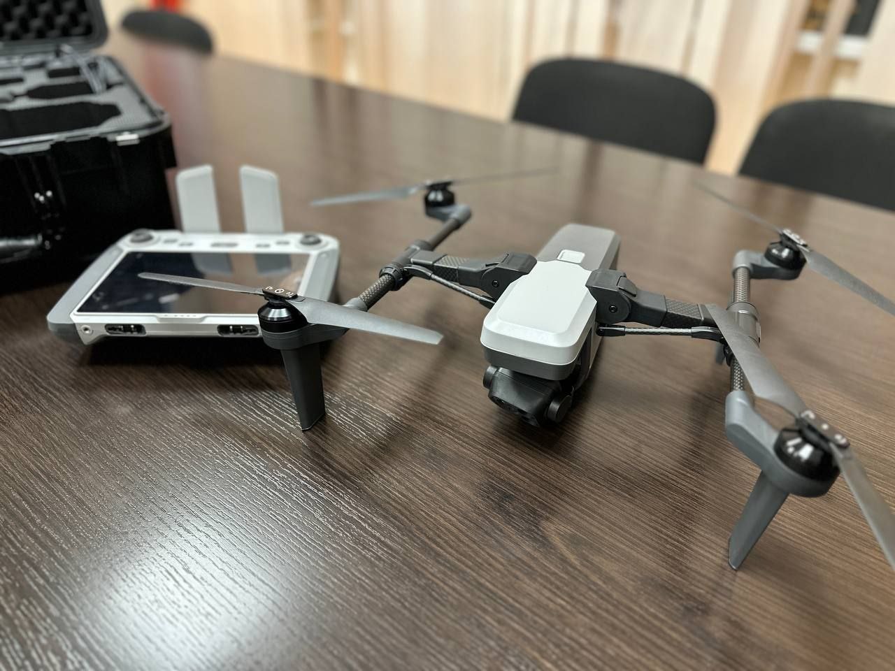 Продолжаем усиливать технический арсенал лесничеств Архангельской области в регион поступают ещё пять беспилотных летательных аппаратов Геоскан 801 закупленных в рамках нацпроекта Беспилотные авиационные системы Для нужд лесной охраны уже передали шесть таких комплексов и они хорошо зарекомендовали себя в работе Геоскан 801 отечественный беспилотник который стабильно работает в сложных погодных условиях Он помогает оперативно выявлять возгорания отслеживать развитие пожаров и фиксировать любые нарушения от незаконной вырубки до несанкционированного складирования отходов По сути это надёжный инструмент который делает мониторинг лесов более точным и быстрым До конца года новые беспилотники поступят в Лешуконское Пуксоозерское Приозерное Устьянское и Верхнетоемское лесничества Один из коптеров уже передан Северодвинскому лесничеству его получил участник кадровой программы Защитники Под крылом Архангела Андрей Красильников Для специалистов это серьёзное подспорье техника позволит эффективнее предотвращать лесные пожары и усиливать контроль за природными ресурсами Поморья