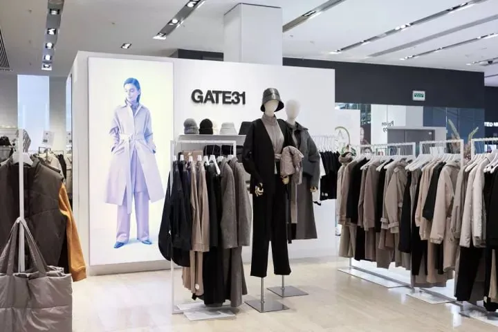 Gate 31 на грани закрытия убыток 31 млн рублей за квартал Основатель бренда Денис Шевченко сообщил что компания столкнулась с серьезными финансовыми трудностями По итогам первого квартала 2026 года совокупный убыток составил 31 млн рублей Шевченко связывает это с решением не сокращать розничную сеть и штат на фоне общего спада на рынке модной одежды Окончательное решение о закрытии пока не принято Сейчас у Gate 31 16 магазинов в Москве Петербурге и Екатеринбурге В компании работает 287 человек Финансовые показатели ухудшались и раньше в 2025 году выручка сократилась на четверть до 194 4 млн руб чистая прибыль на 30 до 26 7 млн руб Тренд на сокращение розничных сетей затронул и крупных игроков в 2025 году магазины закрывали Gloria Jeans O stin Concept Group А небольшие бренды вроде Yollo Face Code и Just Clothes и вовсе начали сворачивать деятельность У Gate 31 уже был опыт антикризисных действий в 2017 году из за неэффективной модели продаж пришлось закрыть пять магазинов NewRetail Приходите к нам в MAX