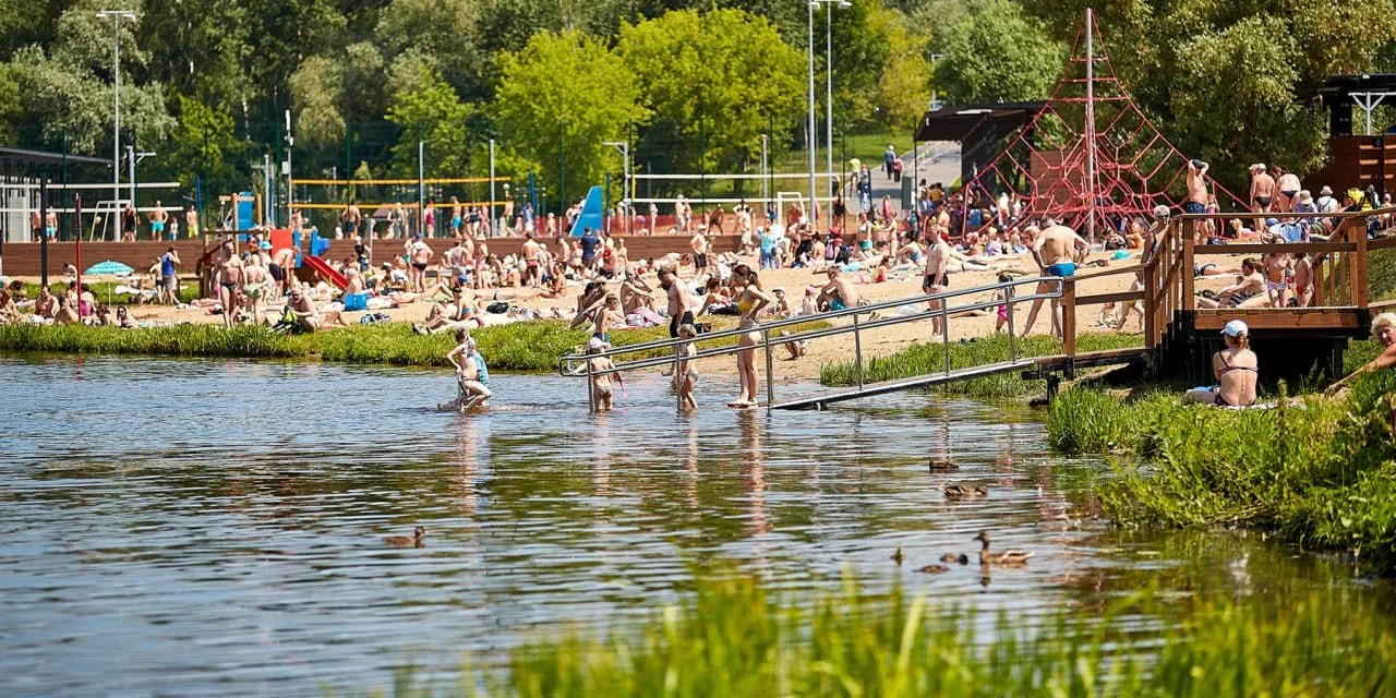 Купальный сезон в Москве может начаться в конце мая Вода прогреется до комфортных 16 17 градусов В столице уже готовят пляжи водолазы очищают водоёмы убирают мусор и проверяют береговые линии Москваунт Подписаться