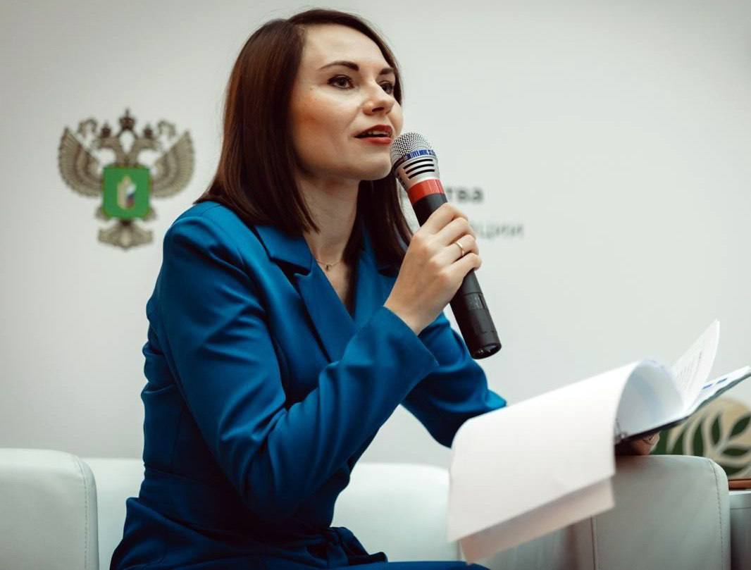 Госдума узаконит эксплуатацию беспилотия в сельском хозяйстве, заявила замглавы парламентского комитета по аграрным вопросам, руководитель Российского союза сельской молодёжи РССМ Юлия Оглоблина. Депутаты примут нормативные акты, регламентирующие управление агродронами, решив проблему правового вакуума в этой сфере. Среди других вопросов, которыми займутся законодатели – обучение работе с сельскохозяйственными БПЛА, регулирование их использования для опыления растений. Оглоблина также отметила необходимость расширения использования пчелодронов, распыляющих пчелиный нектар. Благодаря этому удастся переместить пасеки подальше от полей, чтобы они не пострадали при их опрыскивании от вредителей. Кроме того, в РССМ готовятся открыть образовательную программу по обучению управлению агродронами ветеранов спецоперации.