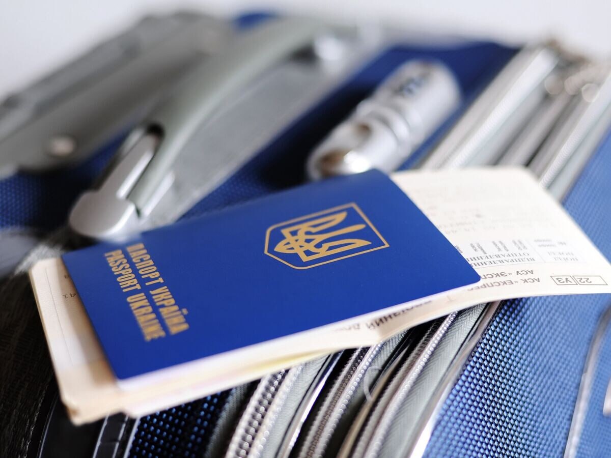 Польские мошенники нацелились на украинцев  В Польше мошенники наживаются на украинцах с просроченными паспортами. Они предлагают "продлить" срок действия документа за 300 - 1500 евро, утверждая, что у них есть нужные связи, сообщил СМИ представитель фирмы, занимающейся документами.  Особенно это касается мужчин призывного возраста, которые боятся возвращаться на Украину, откуда их не выпустят обратно.  Вместо помощи аферисты просто ставят в паспорта фальшивые штампы, из-за чего документы становятся недействительными.  Украина.ру — подписаться и знать больше