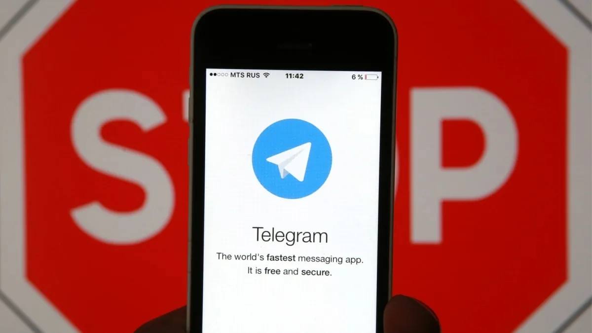 Telegram в России хотят замедлить или полностью заблокировать Так власти смогут быстрее пересадить россиян на новый государственный мессенджер МАХ, считает председатель Совета Фонда развития цифровой экономики Герман Клименко. По его словам, «рано или поздно все перейдут на отечественную платформу», вопрос лишь в том, «принудительно быстро или спокойно медленно». КК