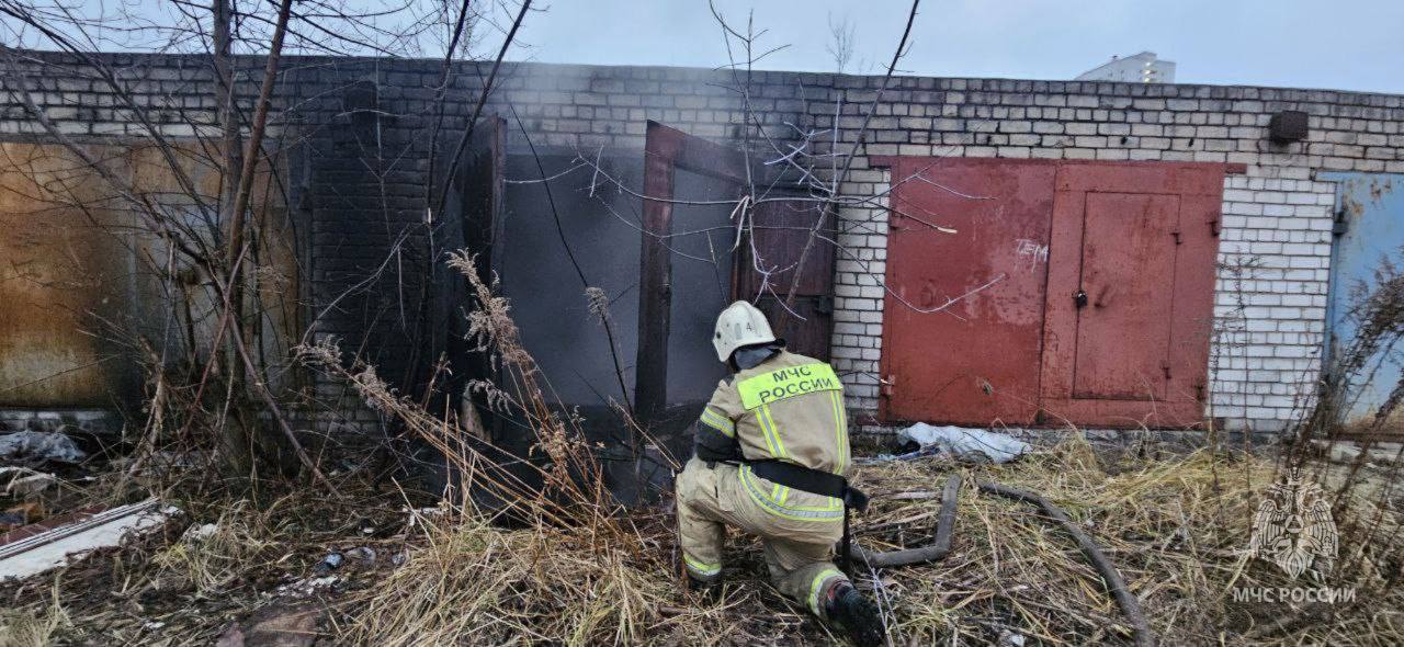 Возгорание гаража ликвидировали в микрорайоне Кузничиха  Поступило сообщение о возгорании гаража в микрорайоне Кузничиха областного центра.   Специалисты ведомства потушили огонь на площади 10 квадратных метров.  Погибших и пострадавших нет.  Причину возгорания установят дознаватели ведомства.  От МЧС России работали 10 специалистов и 2 единицы техники.