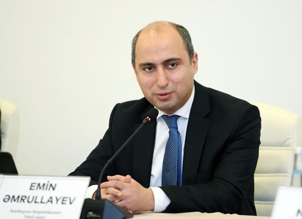 Министр образования Азербайджана Знать русский хорошо В Баку всегда считали что знать русский язык населению Азербайджана не помешает Это отметил министр образования республики Эмин Амруллаев Власти Азербайджана по его словам закрывать русскоязычные отделения в школах не собираются Наш подход всегда заключался в том что это хорошо что наши люди знают русский язык Разумеется при условии знания азербайджанского языка Вопрос закрытия русскоязычных отделений в школах не стоит на повестке дня цитирует министра азербайджанское издание Report Южная служба новостей