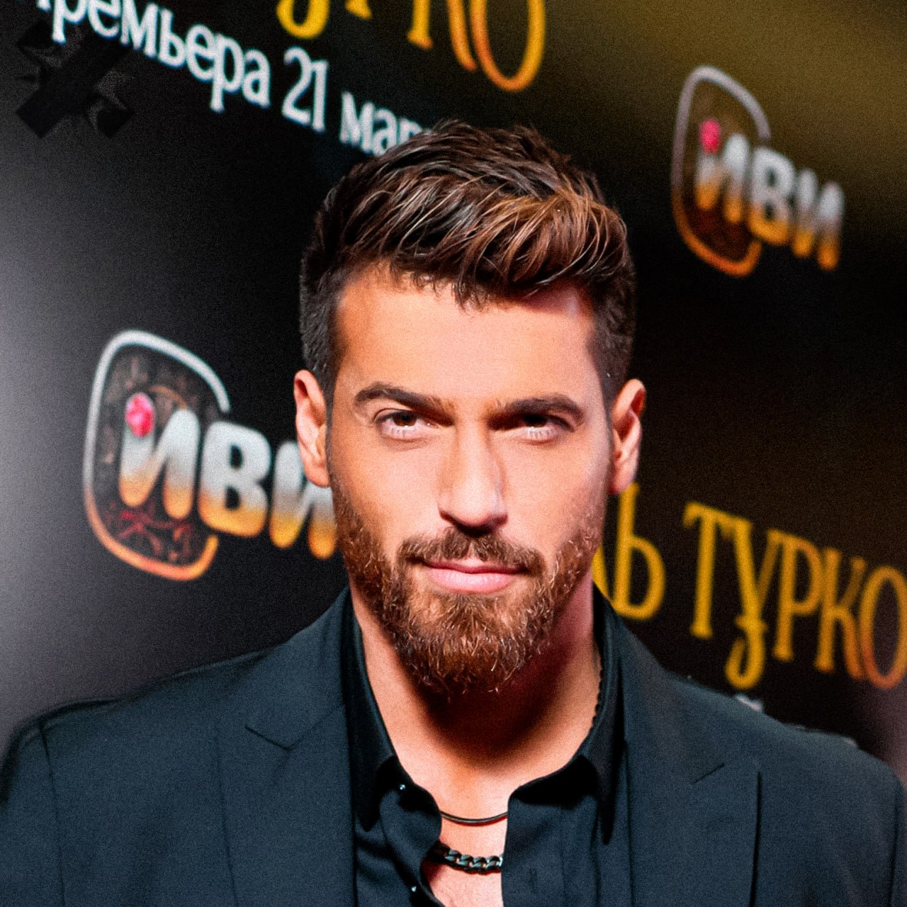 Звезда сериалов Эль Турко и Ранней пташки Джан Яман задержан в ходе облавы на один из клубов в Стамбуле Полиция проверила 9 клубов по указанию прокуратуры и поймала звёзд Эль Турко Джана Ямана и Айше Саглам из Запретного плода У Ямана нашли запрещённые вещества Сейчас он в СИЗО ждёт медосмотр и обвинения ему грозит до 5 лет тюрьмы за хранение НМШ