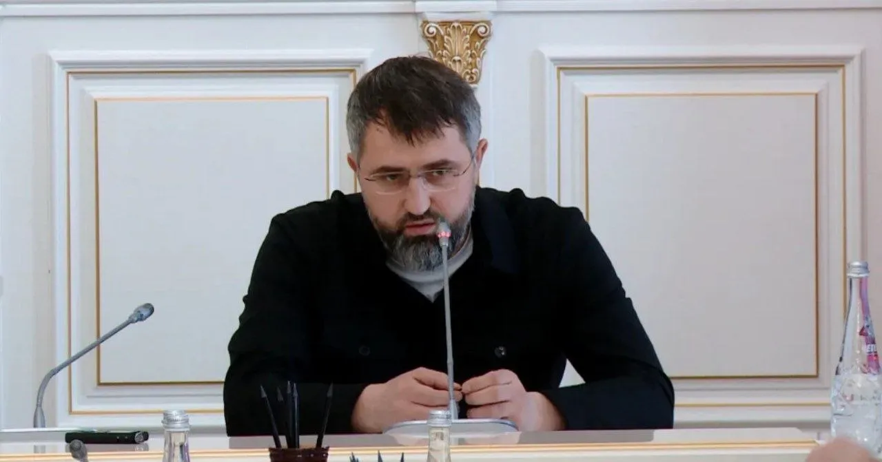 Парламент Дагестана на очередной сессии рассмотрит кандидатуру Магомеда Рамазанова на должность премьера министра Очередная сессия парламента запланирована на 13 мая Об этом сообщил спикер парламента региона Заур Аскендеров По конституции Республики Дагестан после представления кандидатуры председателя правительства региона депутаты должны дать согласие Так 13 мая на сессии одним из вопросов станет рассмотрение кандидатуры на должность председателя правительства Дагестана Магомеда Рамазанова Такова процедура сказал ТАСС Аскендеров По его словам в последующем председатель правительства республики в течение недели представит структуру регионального правительства РИА Дагестан в МАХ