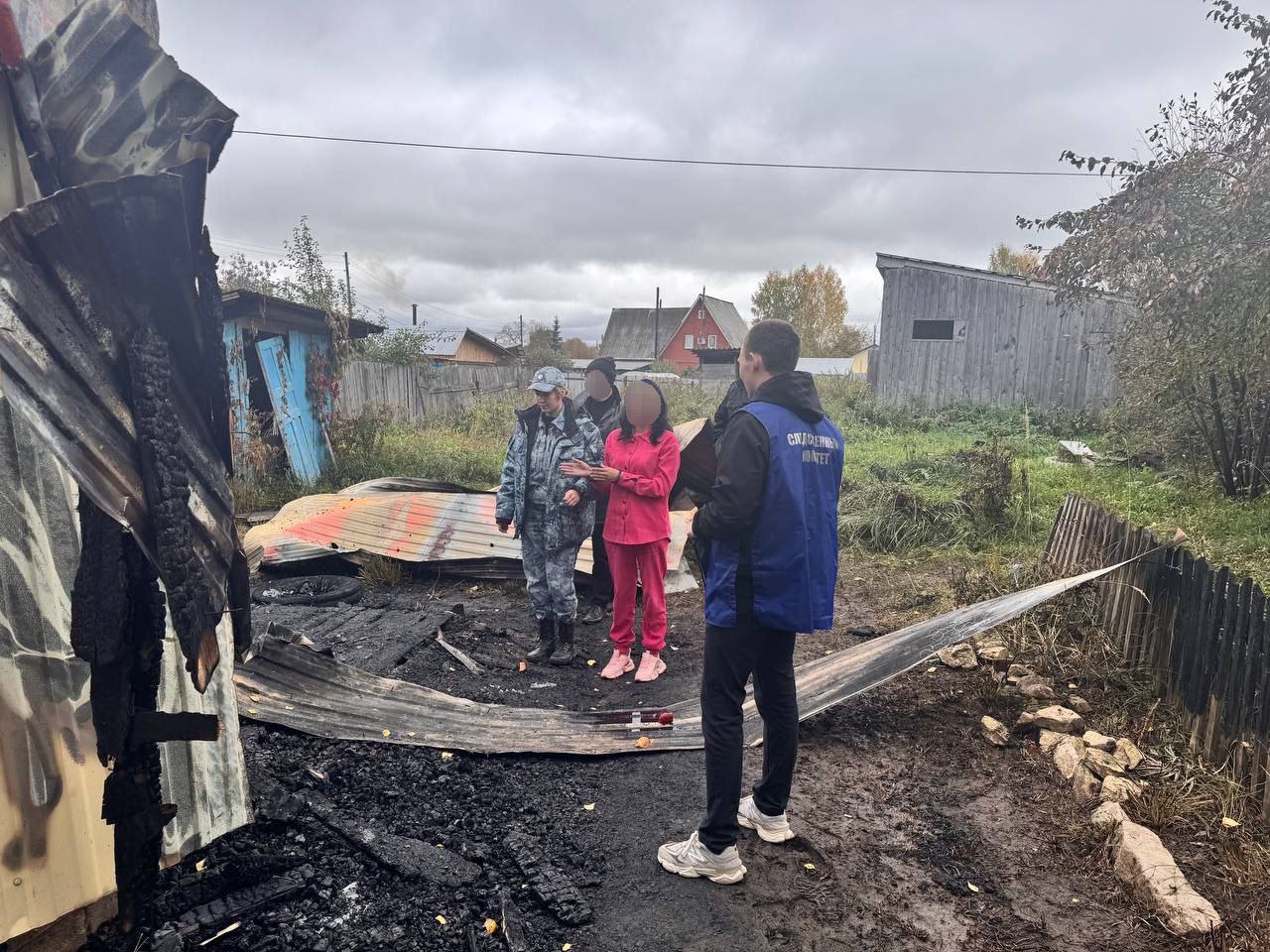 В Прикамье следователем СК России возбуждено уголовное дело по факту покушения на убийство общеопасным способом Следователем Чернушинского межрайонного следственного отдела краевого управления СКР задержана местная жительница 1988 года рождения Она подозревается в покушении на убийство совершенном общеопасным способом ч 3 ст 30 п е ч 2 ст 105 УК РФ Следствием установлено что в ночное время женщина на почве ревности подожгла дом где проживает ее бывший муж В результате происшествия сгорела веранда и общая кровля дома Пожар ликвидировали сотрудники МЧС Впоследствии стало известно что экс супруг не находился в жилище в момент происшествия Решается вопрос об избрании подозреваемой меры пресечения в виде заключения под стражу Расследование уголовного дела продолжается