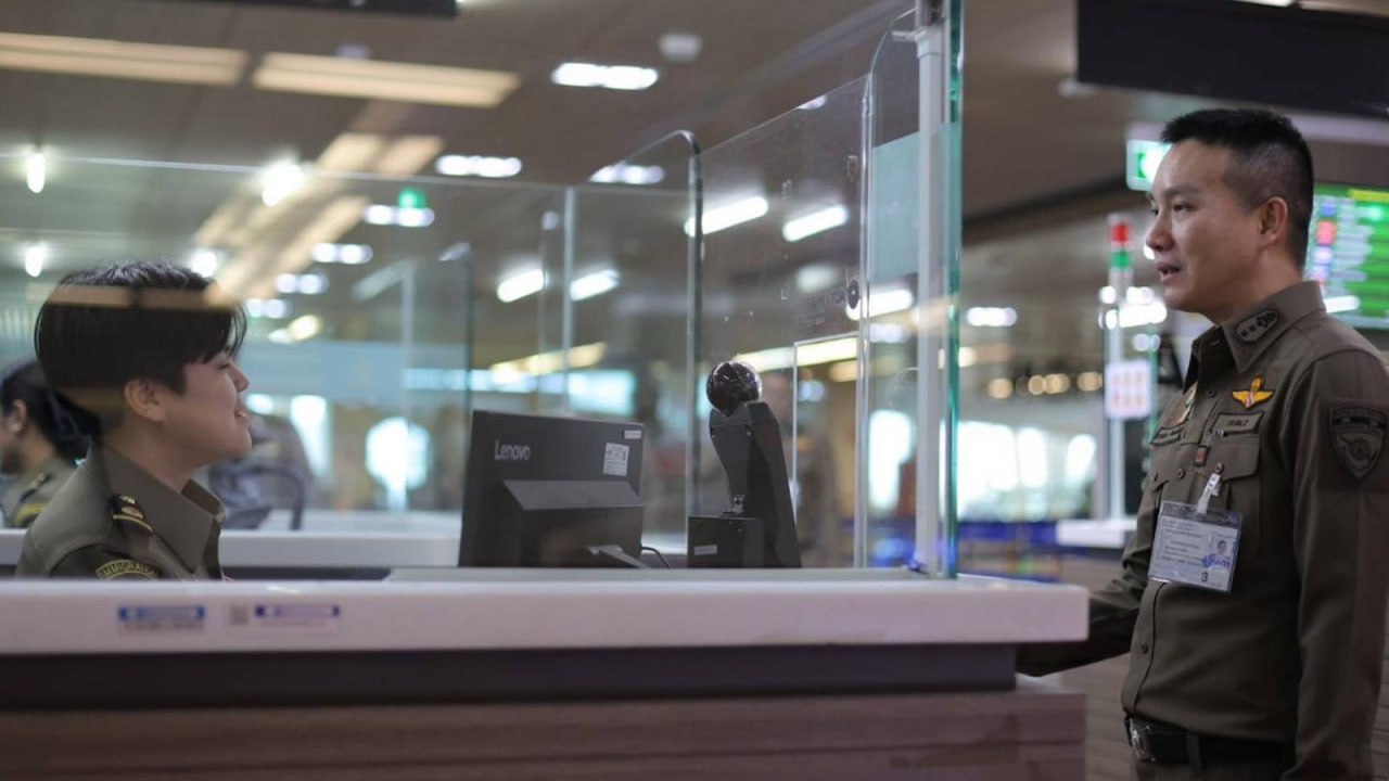 ℹ  Настоящих туристов это не затронет Таиланд просит туристов не бояться борьбы с виза ранами  Иммиграционное бюро тайской полиции выпустило разъяснения касательно начавшейся в ноябре компании по борьбе со злоупотреблениями с туристическим безвизом  В заявлении от 25 ноября пресс секретарь бюро Чернронг Римпади заверил что негативных последствий для туристов нет и не предвидится а панику нагнетают агентства по организации виза ранов и лица которым был усложнен въезд в страну для криминальной деятельности После ужесточения Таиландом иммиграционного контроля на наземных чекпоинтах и пунктах контроля в аэропортах некоторые иностранцы раньше использовавшие законодательные лазейки для своей выгоды а также операторы услуг виза ранов начали распространять ложную информацию в социальных сетях Их целью было создать впечатление что эти меры несут вред для туристической отрасли что вызвало необоснованные опасения у настоящих туристов в частности из Китая и 16 безвизовых стран включая Сингапур Южную Корею и Россию говорится в заявлении Иммиграционного бюро  Примечательно что среди нелегальной активности генерал Римпади упомянул не только работу но и ведение бизнеса через тайских номиналов Отдельно офицер отметил использование безвиза лицами скрывающимися от уголовного преследования в соседних странах после начала борьбы с мошенническими колл центрами Недавние аресты лиц связанных с мошенническими синдикатами вскрыли факты использования ими виза ранов заявил генерал Римпади Настоящих туристов эти меры никак не затронут добавил он Telegram канал Безопасность туризма 24 7 с вами Подпишись