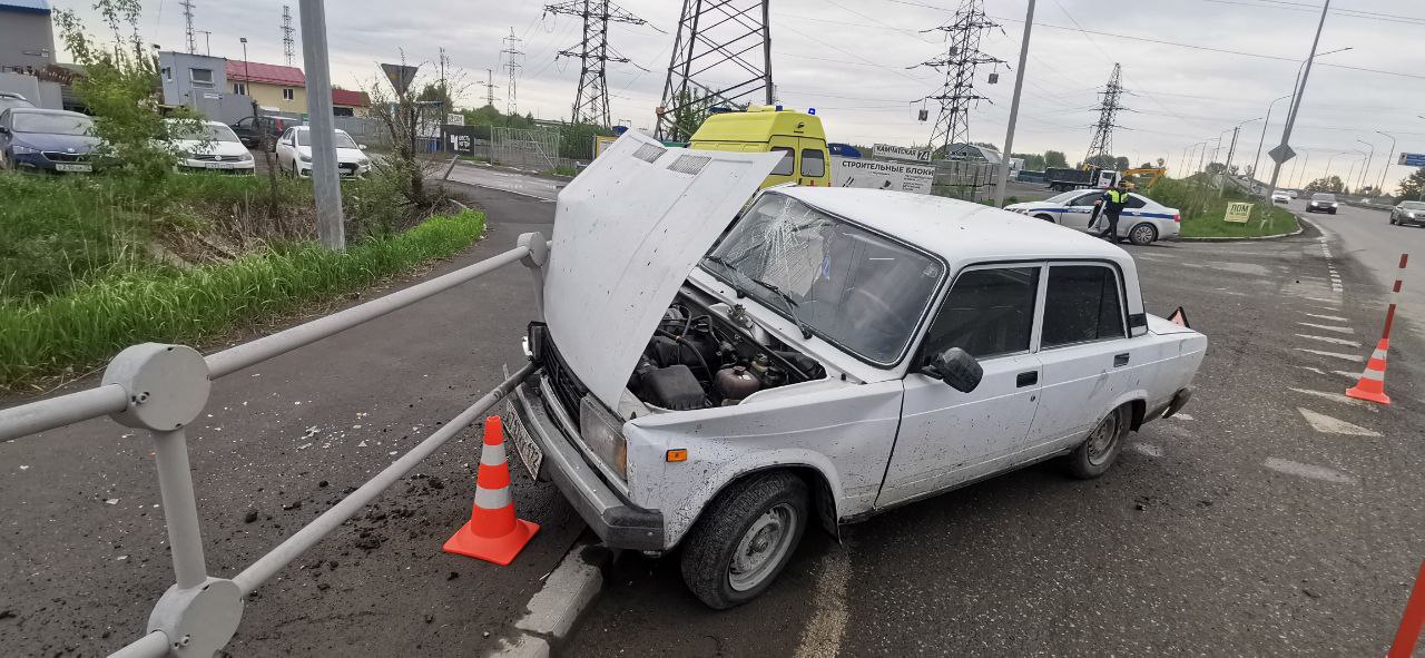Автомобиль ВАЗ 2105 сегодня около 7 часов утра въехал в металлическое ограждение на ул.Камчатской в Тюмени. Водитель автомобиля не справился с управлением, он убежал с места ДТП вместе с другом-пассажиром. Предварительно, водителю 17 лет, права управления транспортом он не имеет. В автомобиле остались две пассажирки, девушки 17-ти и 18-ти лет, одна из них школьница, обе получили ранения. Обстоятельства ДТП выясняются.