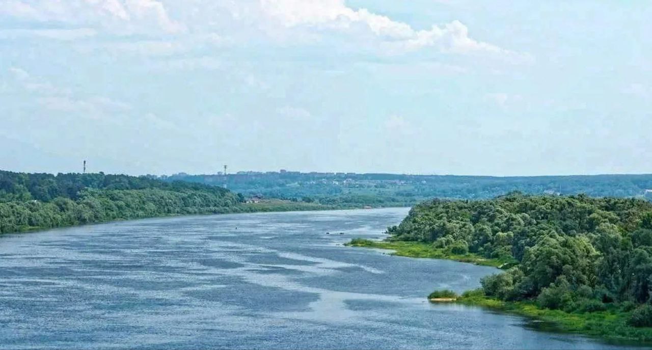 В Госдуме предложили разработать план мероприятий по восстановлению судоходства на Оке Первый заместитель председателя комитета Госдумы по экономической политике Надежда Школкина сообщила что при обсуждении Стратегии развития Тульской области и на встречах с экспертным сообществом неоднократно поднимался вопрос связанный с использованием внутренних водных путей реки Оки что в последние годы стало практически невозможным из за снижения в ней уровня воды Именно по этой причине с 2012 года были прекращены пассажирские перевозки водным видом транспорта по судоходной линии реки Оки из Калуги до населенных пунктов Калужской и Тульской областей хотя востребованность в данном направлении остается написала Школкина в своем телеграм канале PROtransport