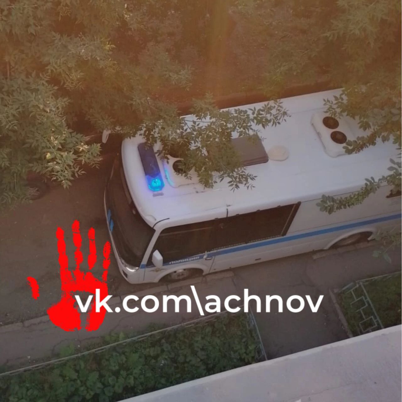 Изрядно удивились жители многоэтажек в районе теплотехнического института, когда увидели у себя во дворе сразу ТРИ полицейских автобуса.  Поместиться в этих автозаках могли жильцы всего дома. Мигалки и сирена на всю округу. Но ничего серьёзного тут не случилось.     Видимо, сейчас в округе, возможно, идёт спецоперация и профилактические мероприятия.  На Южном Урале сотрудники полиции регулярно проводят мероприятия "Правопорядок" и "Нелегал".