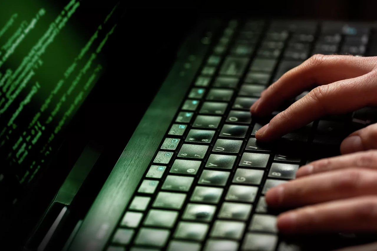 Неизвестный получил доступ к информации о клиентах израильской компании TeleMessage, которая продает американскому правительству модифицированные версии Signal и других мессенджеров. По данным 404 Media, были похищены данные, связанные с погранично-таможенной службой. Хакер якобы связался с журналистами и сообщил, что взлом "не потребовал серьезных усилий".
