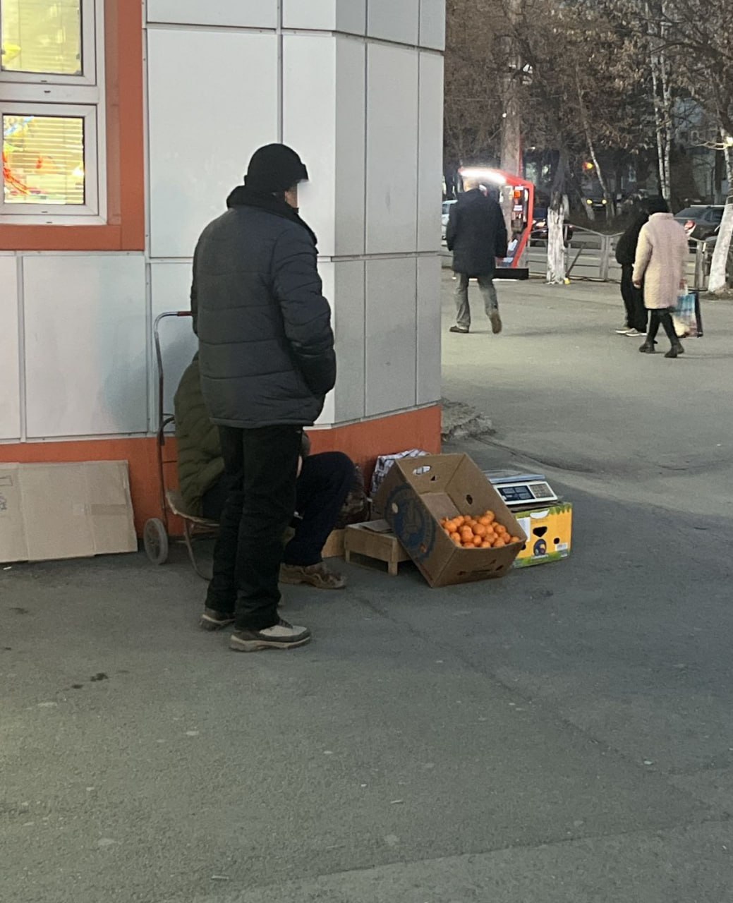 За последнюю неделю сотрудниками Управления по контролю за городским хозяйством проведены мероприятия, направленные на ликвидацию точек несанкционированной торговли.  Дежурства проходят на постоянной основе в местах, где торговля мелкорозничными товарами не предусмотрена и ведется с раннего утра до позднего вечера.  Так, сотрудниками Управления за минувшие дни составлено 5 протоколов об административных правонарушениях, предусматривающих наложение штрафа на граждан от 3 до 5 тысяч рублей.