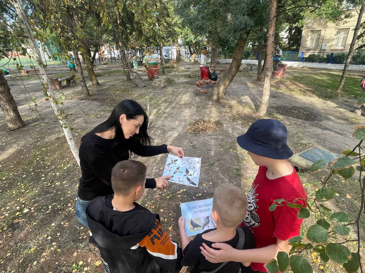 В городском сквере Скадовска провели учет птиц  Сотрудники ГАУ ХО "Природный парк "Алешковские пески" совместно со школьниками Скадовска присоединились к Международным дням наблюдений птиц.  "В ходе наблюдений были зафиксированы: сизый голубь, домовый воробей, большая синица", — сообщили в министерстве природных ресурсов, экологии и рыболовства Херсонской области.  Также в ведомстве отметили, что результат "переписи" был отправлен в национальный координационный центр Союза охраны птиц России.    ПОДПИСАТЬСЯ НА ТАВРИЮ