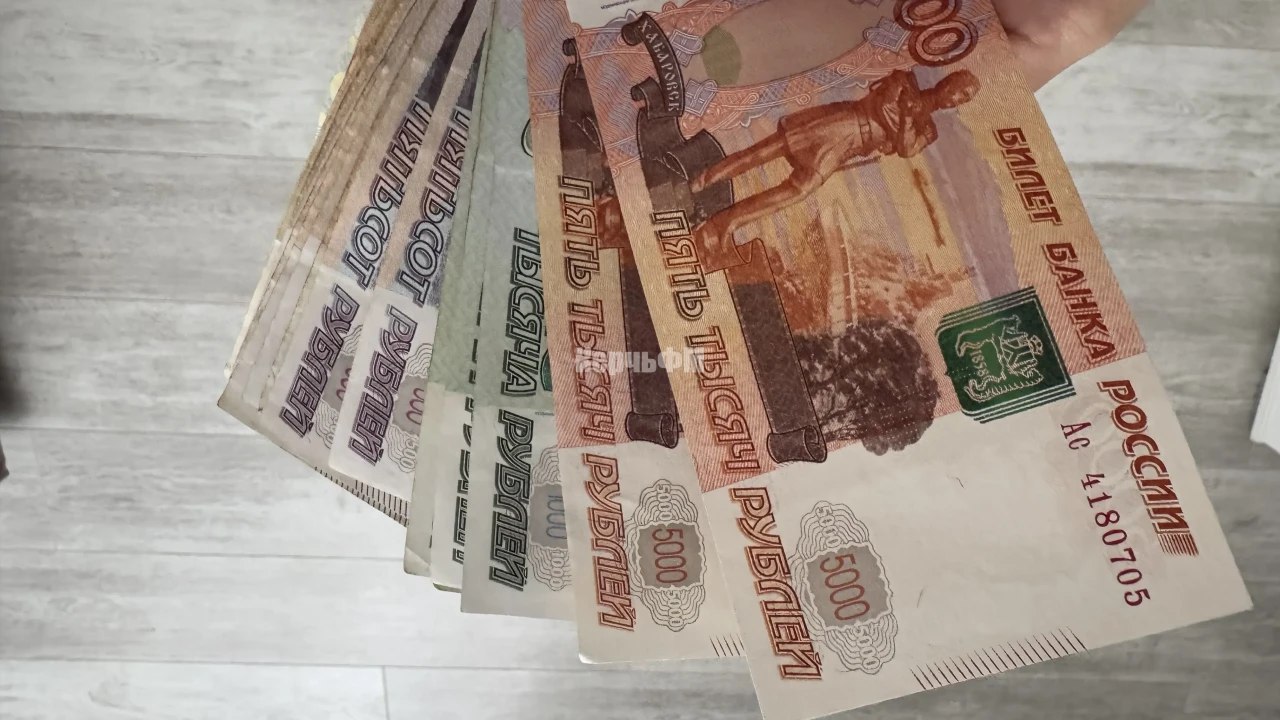 Двое крымчан отдали мошеннице 140 тысяч рублей за обещание оформить водительские права В Крыму задержали 19-летнюю мошенницу, которая выманила у двух граждан 140 тысяч рублей за обещание оформить водительские права без сдачи экзамена. Об этом сообщает пресс-служба МВД по республике, - передает КерчьФМ. По данным ведомства, жительница Симферопольского района выдавала себя за сотрудницу правоохранительных органов и уверяла, что может за определенное вознаграждение помочь получить нужные документы... подробнее