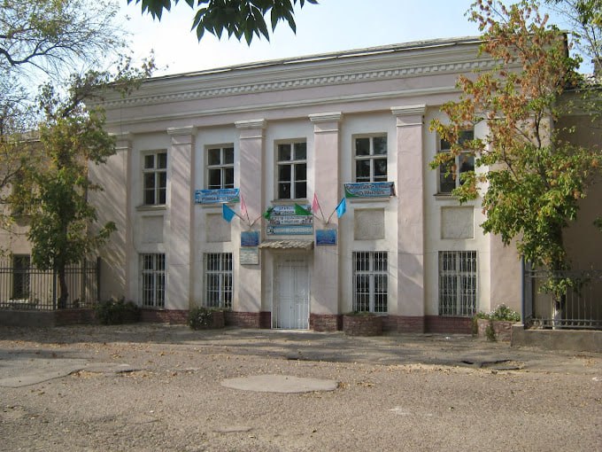 В Узбекистане во время воспитательного часа в школе погибла девушка Управление школьного и дошкольного образования прокомментировало инцидент произошедший в одной из школ города Алмалыка В ведомстве сообщили что 28 января текущего года ученица 10 го класса общеобразовательной школы 5 потеряла сознание в школьном коридоре Несмотря на оказанную первую медицинскую помощь спасти подростка не удалось Отмечается что в настоящее время по факту произошедшего проводится проверка правоохранительными органами а также профильными структурами Все обстоятельства инцидента устанавливаются В управлении подчеркнули что окончательные выводы будут сделаны и обнародованы только после завершения официального расследования и призвали общественность воздержаться от распространения неподтверждённой информации Ранее сообщалось что школьница могла испытать сильный стресс во время собрания проходившего с участием сотрудников органов внутренних дел Подписаться на канал Узбекистан Online