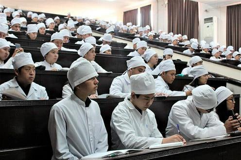 Президент Кыргызстана Садыр Жапаров ввел государственную монополию на подготовку медиков Исключительное право обучать специалистов в этой сфере передано Кыргызской государственной медицинской академии имени И К Ахунбаева которая получила статус системообразующего вуза Решение связано с резким ростом числа частных медвузов и низким качеством подготовки их выпускников что по словам властей наносит ущерб репутации кыргызского диплома и усиливает дефицит кадров в здравоохранении Согласно указу до 1 июня 2026 года все частные медицинские вузы обязаны пройти государственную аккредитацию В дальнейшем они смогут быть преобразованы в филиалы или подразделения КГМА а непрошедшие проверку смогут работать лишь как подготовительные курсы или клинические базы под руководством академии Подробности на нашем сайте fergananews