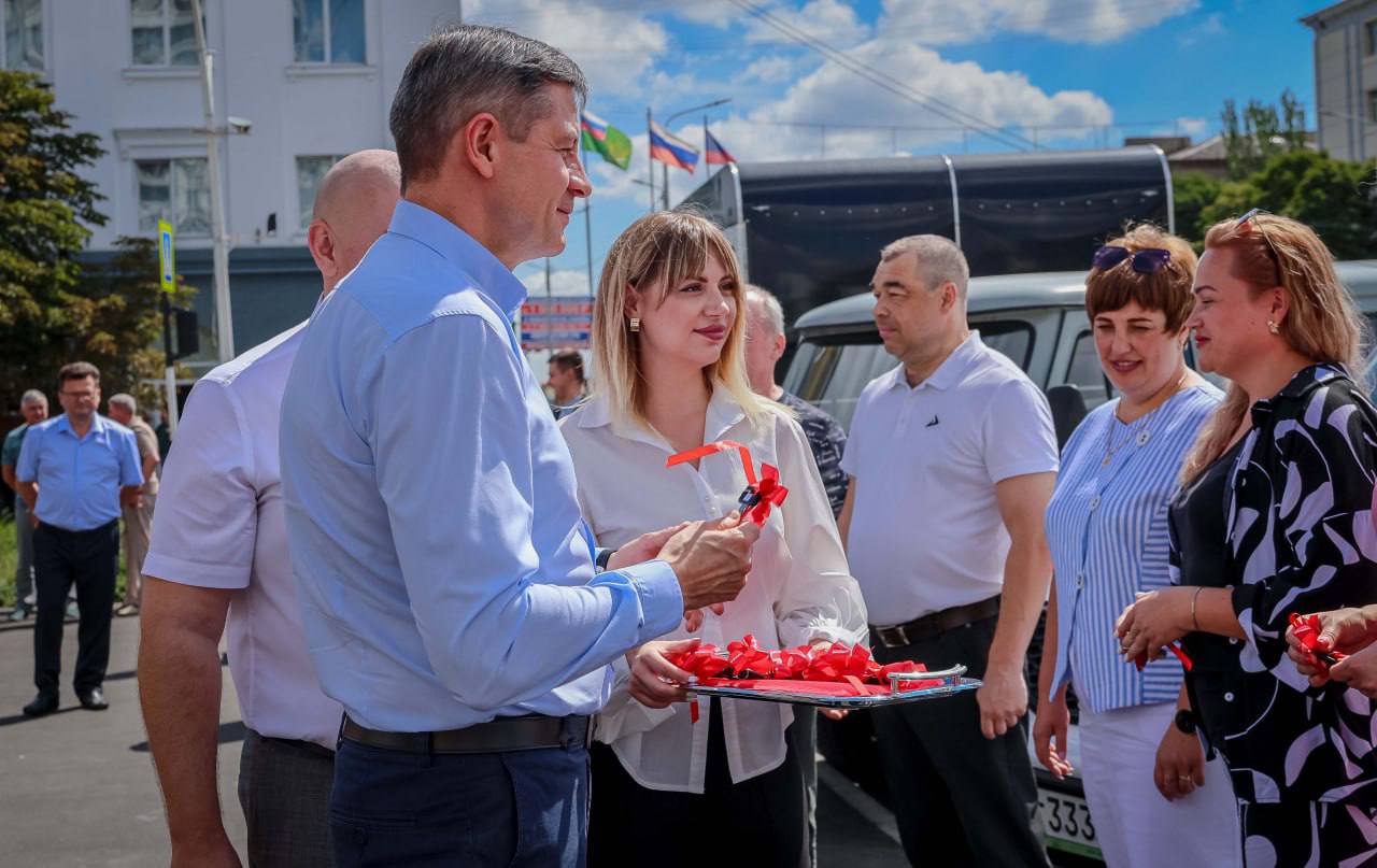 Сотрудники МФЦ ЛНР в свой профессиональный праздник получили новый автотранспорт для выездного обслуживания граждан  На торжественном мероприятии вручили двенадцать автомобилей для отделений МФЦ. Среди них — мобильный офис на колесах для Троицкого района, который позволит возобновить предоставление услуг в округе.  «Сегодня 15 лет системе многофункциональных центров Российской Федерации. Очень долгий срок, но уже сейчас можно сказать, что эта система является ведущей в мире. И по количеству, и по охвату, и по возможностям цифровым является лидером. По совершенно объективным причинам в ЛНР этот процесс начался чуть позже, но даже вот за эти два с небольшим года успехи очевидны», — сказал председатель Правительства ЛНР Егор Ковальчук.  В Республике сейчас действуют 38 отделений, еще восемь планируется открыть в ближайшее время. На сегодняшний день МФЦ ЛНР предоставляет почти 70 государственных и муниципальных услуг. Почти все отделения МФЦ имеют единый брендированный стиль.  В ходе торжественного мероприятия сотрудники МФЦ ЛНР также были награждены как ведомственными, так и государственными наградами.  По материалам