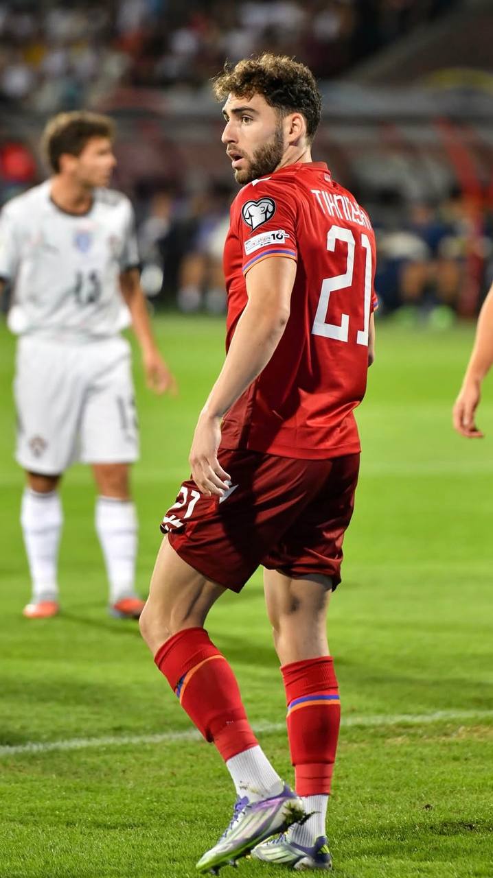 Тикнизян не приедет в сборную Армении на ноябрьские матчи По моей информации защитник Црвены звезды Наир Тикнизян не приедет в расположение в сборной Армении на предстоящие матчи против Венгрии и Португалии Будущее футболиста под руководством Егише Меликяна находится под вопросом ИнсайдЯН