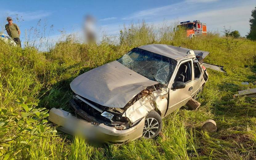 Погибла из-за пьяного Авария со смертельным исходом произошла на дороге Асинер – ст. Саркуз – Короленко в Кизнерском районе. Пьяный 49-летний водитель автомобиля Daewoo Nexia не справился с управлением и съехал с дороги. В результате ДТП пассажирка авто 1967 г.р. погибла. Водитель и второй пассажир доставлены в больницу. По факту ДТП проводится расследование. Фото: Госавтоинспекция Удмуртии #Ижевск #Удмуртия