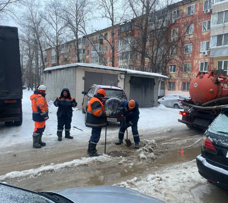 Первый микрорайон затопило из за коммунальной аварии в Хабаровске МУП города Хабаровска Водоканал уже приступил к устранению порыва на водопроводной линии На данный момент без холодной воды остались два жилых дома Аварийно восстановительная бригада и 8 единиц техники в настоящий момент работают в районе дома по ул Юности 32 где произошел порыв на водопроводной линии В 8 50 поврежденный участок отключен от холодного водоснабжения К двум жилым многоквартирным домам и четырем административным зданиям осуществляется подвоз воды автоцистернами предприятия сообщили в МУП города Хабаровска Водоканал   Будь в курсе событий везде ОК VK MAX