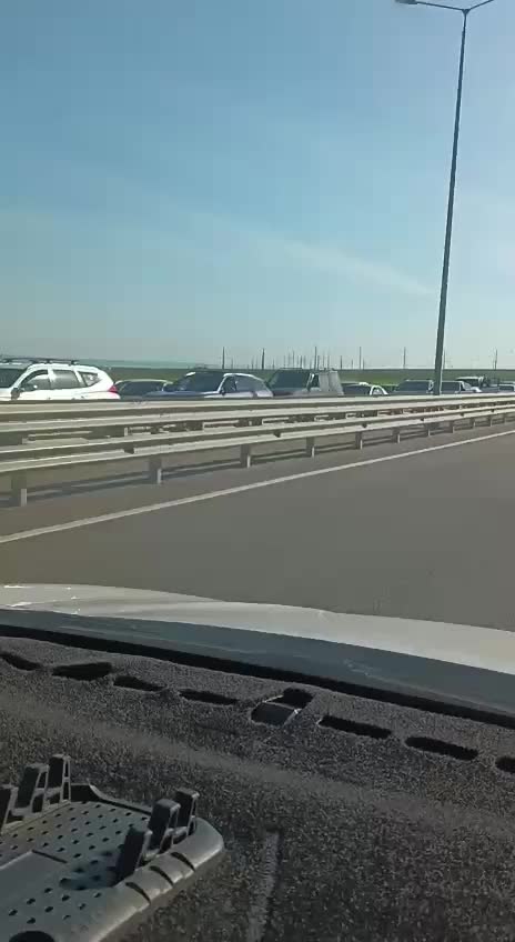 Длинная очередь из 240 автомобилей перед Крымским мостом на Кубани